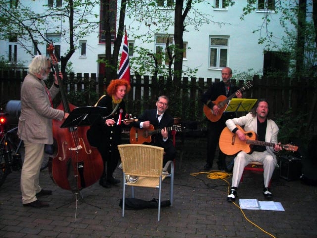 Fest i Schultz' gate. Foto: Christine Balsl�w.